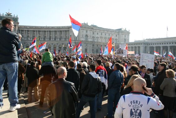 Menschenmenge mit serbischen Fahnen und Plakaten, demonstrieren in Wien 2008 gegen die Unabhängigkeit des Kosovo.