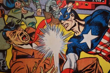 Der Superheld Captain America schlägt Adolf Hitler nieder
