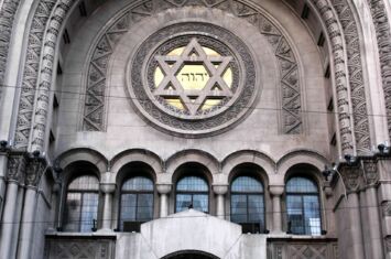 imposanter Eingang zu einer Synagoge in Buenos Aires