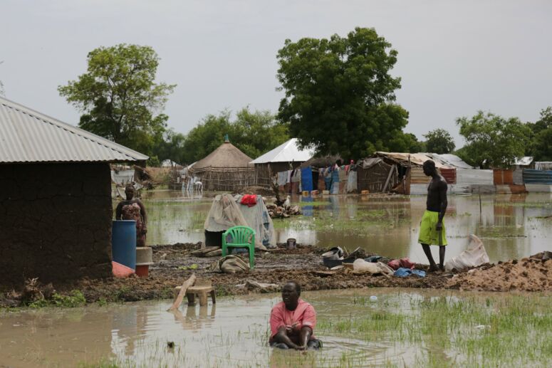 Ein Dorf und seine Bewohner versinken in den Überschwemmungen im Südsudan. Das Foto ist von der UNMISS.