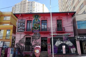 Feministisch: Pinkes zweistöckiges Haus und Café mit Grafittis und Malereien an den Wänden
