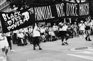 Hochgehaltener Banner auf der jährlichen Demonstration "Black Dyke March" in New York City mit der Aufschrift "Black Dyke Power"