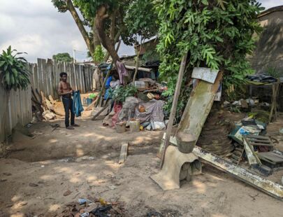Zerstörtes Grundstück in Abidjan zum Bau einer Metrolinie