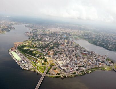 Vogelperspektive auf Abidjan in der Elfenbeinküste - urbane Halbinsel umgeben von Wasser