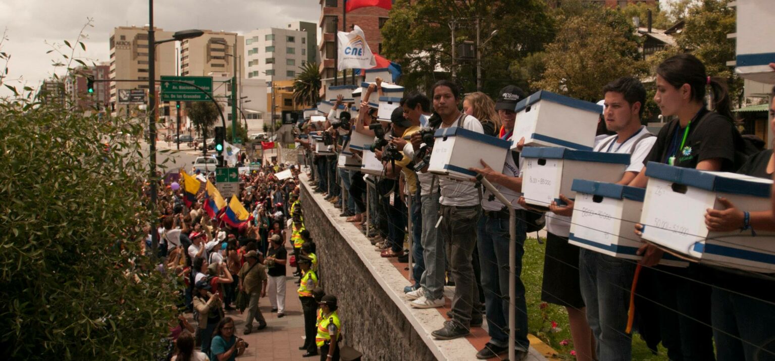 Mitglieder des Kollektivs Yasunidos bringen Kisten voller Unterschriftenlisten zur Nationalen Wahlbehörde