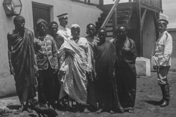 Chiefs im kolonialisierten Moshi Boma, Tansania | Foto: Hans Meyer (SLUB/Deutsche Fotothek) | Public Domain Mark 1.0
