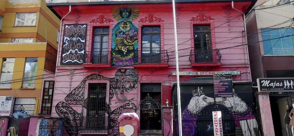 Feministisch: Pinkes zweistöckiges Haus und Café mit Grafittis und Malereien an den Wänden