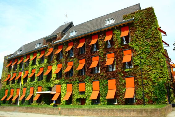 Ehemalige Europol Zentrale in Den Haag mit orangenen Markisen vor den Fenstern.