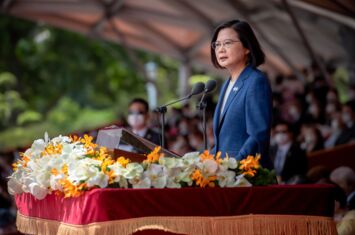 Die taiwanische Präsidentin Tsai Ing-wen spricht an einem Rednerpult, vor ihr zwei Mikrofone. 110er Nationalfeiertag der Republik China