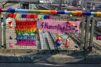 Bunt Gestricktes am Geländer der Warschauer Brücke "Respect 4 Human Rigths"