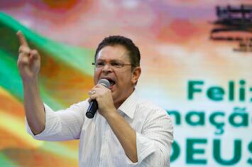 Ein brasilianischer evangelikaler Pastor steht mit erhobenem Zeigefinger auf einer Bühne und spricht in ein Mikrophon - gegen Frauen und LGBTQ-Rechte