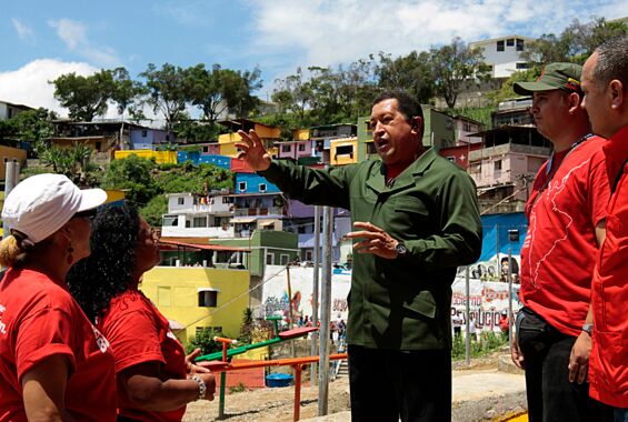 Hugo Chávez während der Fernsehsendung Aló Presidente im Viertel 23 de Enero in Caracas - er spriecht, die anderen hören zu