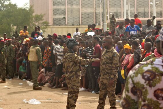 Militärs in Guinea während dem Putsch in 2021 vor einer Ansammlung von Zivilist*innen