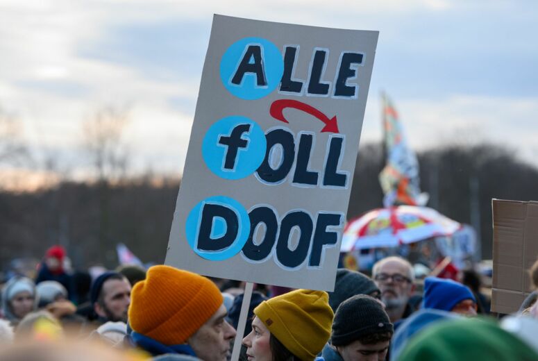 Demoschild zeigt "Alle, foll, doof" (AfD). Großdemos gegen Rechts nach den Correctiv-Recherchen.