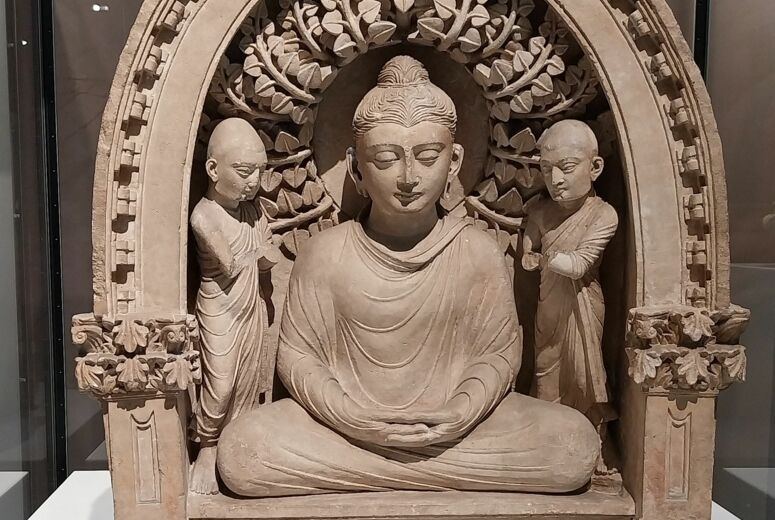 Sitzender Buddha aus Fayaztepa - links und rechts von ihm zwei weitere Figuren