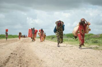 Frauen mit Gepäck auf einer Piste in Somalia
