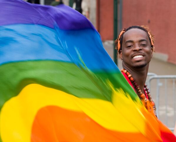 Regenbogenflagge in Bewegung mit einer Person während der Gay Pride in New York