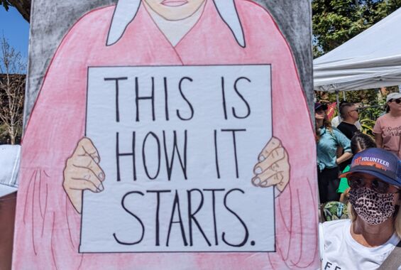 Pro-Choice Protest in Los Angeles: Schild zeigt traditionell gekleidete Frau mit Plakat: "This is how it starts" in Anspielung auf Roman von Margaret Atwood.