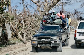 Flüchtenden in Auto vor Terror und Bandengewalt in Haiti.