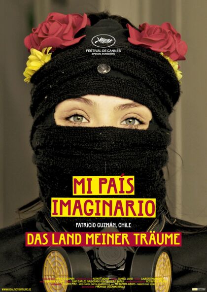 Filmcover von »Mi país imaginario«, eine vermummte Aktivistin mit Blumenschmuck