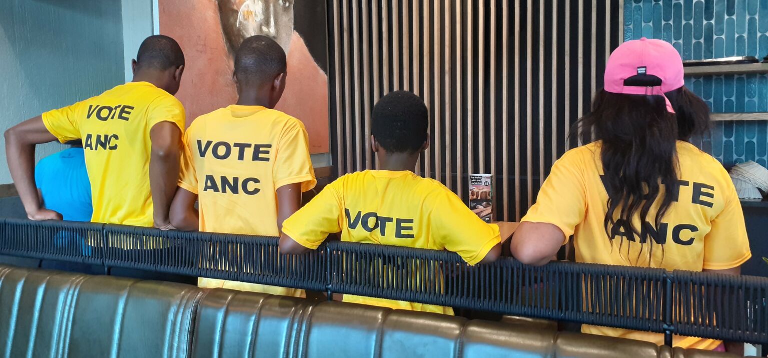 Wahlkämpfer*innen des ANC in gelben T-shirts der Partei