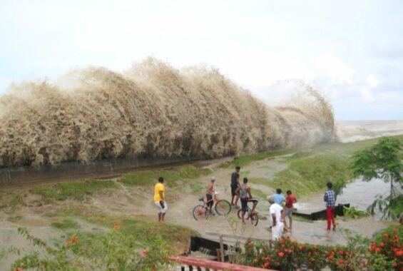 große Welle am Meeresufer überspült die Küste