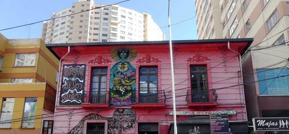 Feministisch: Pinkes zweistöckiges Haus und Café mit Grafittis und Malereien an den Wänden
