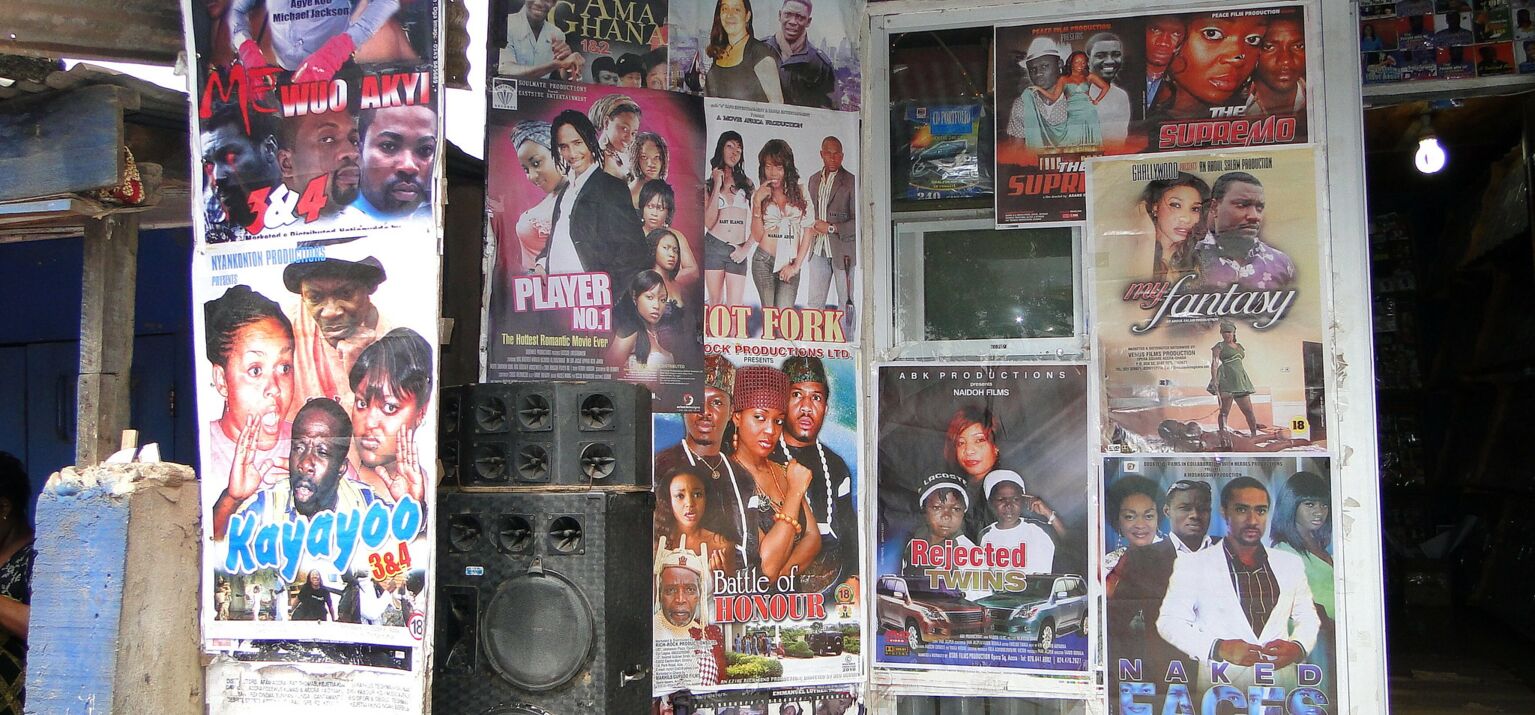 Filmplakate vor einem Ladengeschäft in Cape Coast, Ghana