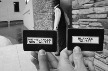 Apartheid Museum in Südafrika- Eintrittskarten mit der Aufschrift: Nie-Blankes und Blankes