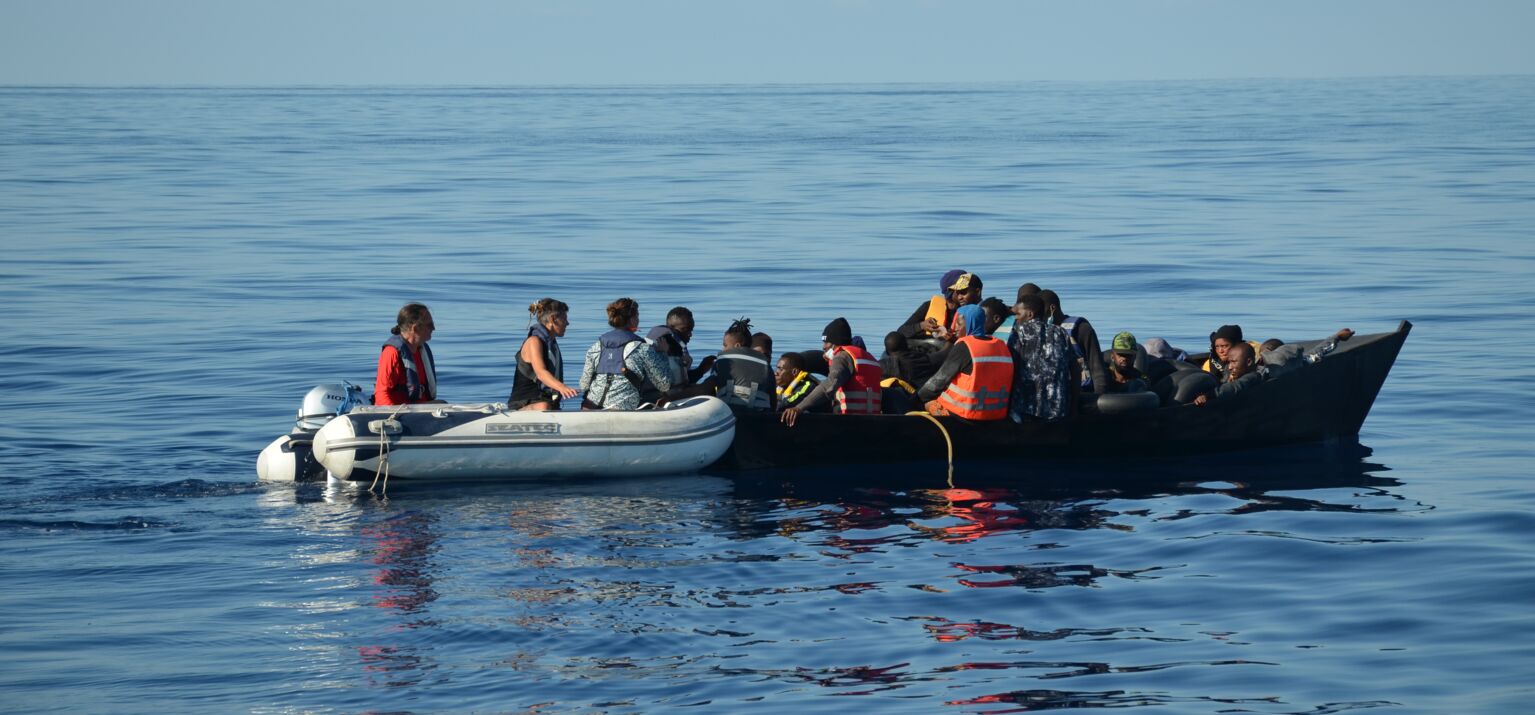 Seenotrettung in der italienischen Rettungszone von Menschen aus einem überfüllten Metallboot.