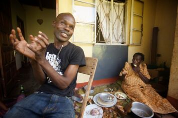 Filmstill aus »Call me Kuchu« (2012): David Kato und seine Mutter, Lydia Mulumba Nalongo