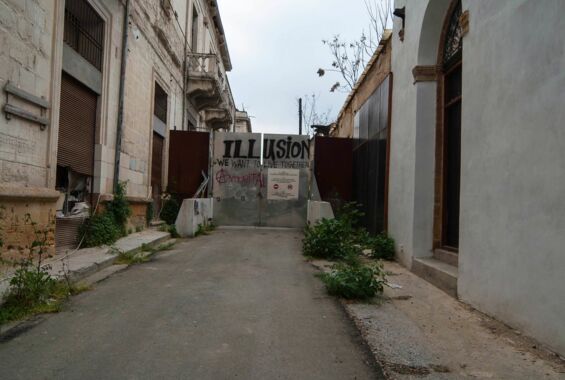 Barrikade zur Straßenteilung in Nikosia in Zypern mit der Aufschrift: Illusion - we want to live together