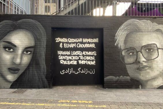 Ein Graffiti zeigt das queere Paar Elham Choubdar und Zahra Sedighi Hamedani, die in Iran zu Tode verurteilt wurden