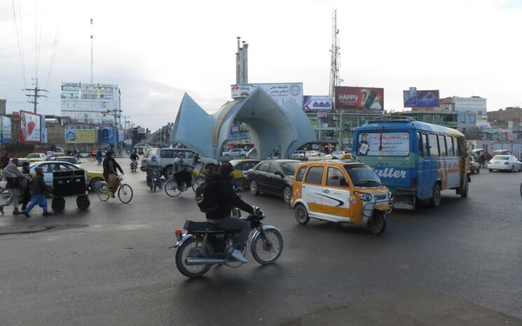 Busse, Autos und Mpodes in der Innenstadt Herats, Afghanistan