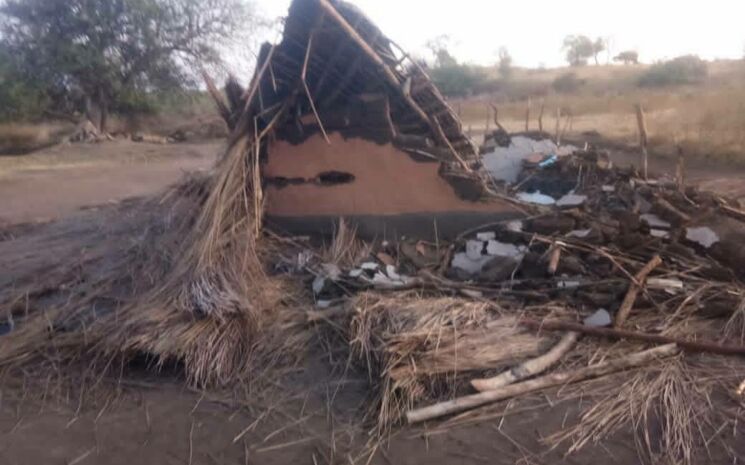 zerstörtes Haus in Westuganda imi Kontext des geplanten Baus der Ölpipeline