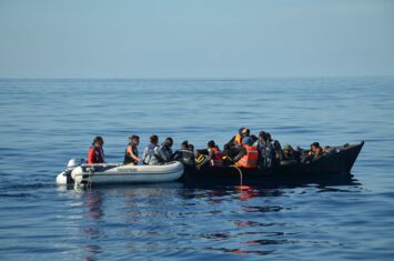 Seenotrettung in der italienischen Rettungszone von Menschen aus einem überfüllten Metallboot.