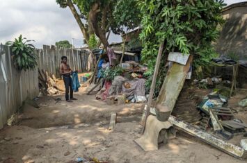 Zerstörtes Grundstück in Abidjan zum Bau einer Metrolinie