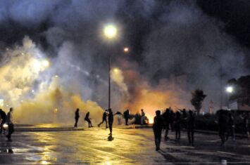 Brennende Straßenblockaden auf den Straßen in Frankreich, die von Vermummten errichtet werden
