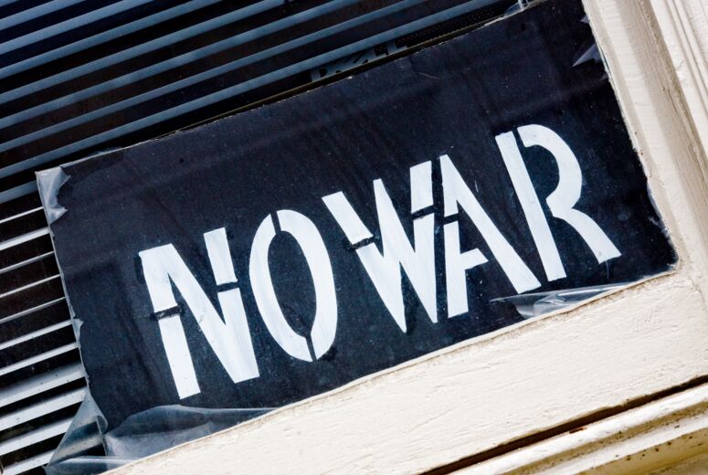 Aktuell häufen sich Kriege ohne Aussicht auf Friedensverhandlungen: Ukraine, Sudan, Jemen, Gaza. Protestbild "No War"