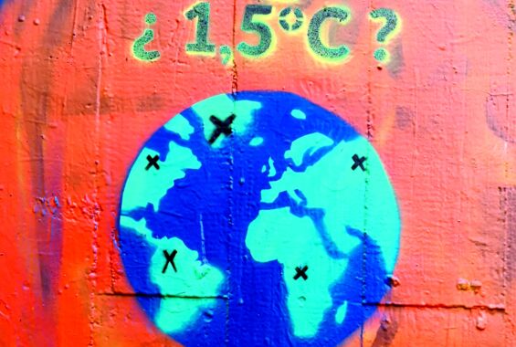 Graffiti zeigt Erde und spielt auf das Einhalten des 1,5 Grad Ziels an Klimakrise