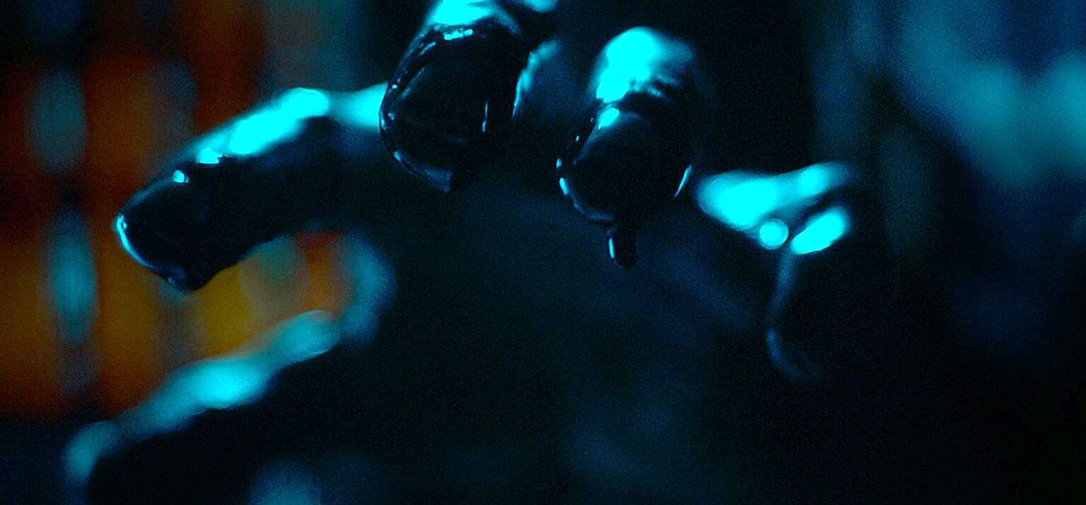 Nahaufnahme einer Hand, von der Blut tropft. Szene aus Baskin (2015) | Bild: Capelight Pictures