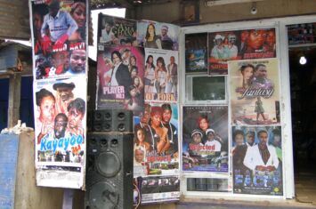 Filmplakate vor einem Ladengeschäft in Cape Coast, Ghana