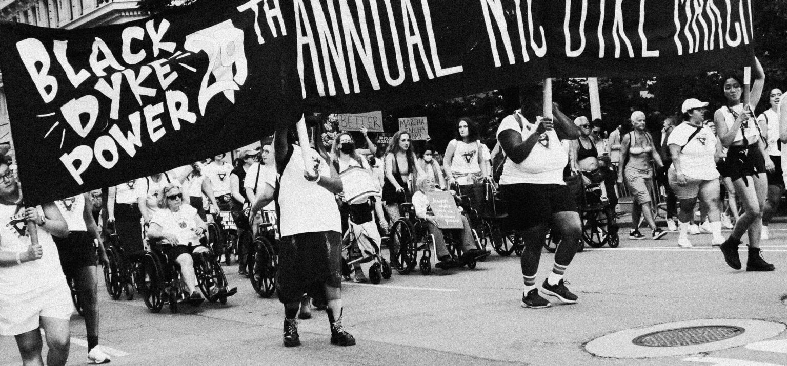 Hochgehaltener Banner auf der jährlichen Demonstration "Black Dyke March" in New York City mit der Aufschrift "Black Dyke Power"