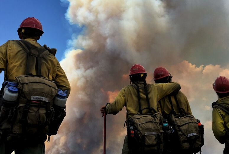 Die Feuerwehr schaut auf die Rauchwolken des Waldbrandes im Norden Kaliforniens 2019