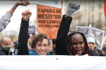 zwei protestierende Frauen vor der EU in Brüssel 2022