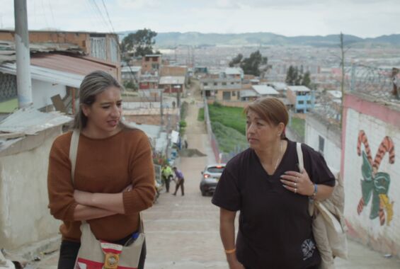 Zwei Frauen, Protagonistinnen des Films »Hijos del viento« laufen eine Treppe hoch. Im Hintergrund ist die Stadt zu sehen.