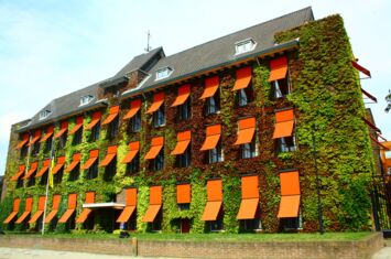 Ehemalige Europol Zentrale in Den Haag mit orangenen Markisen vor den Fenstern.