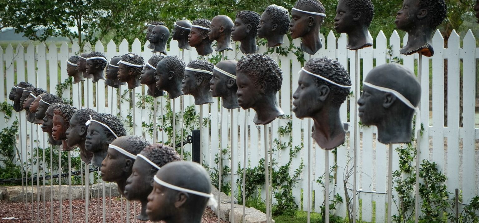 Köpfe schwarzer Menschen - künstlerisches Denkmal