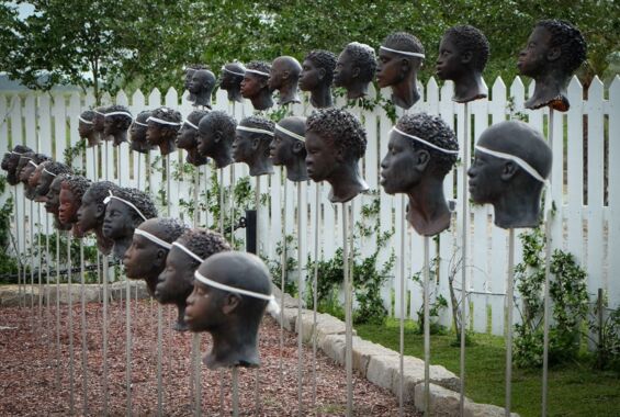 Köpfe schwarzer Menschen - künstlerisches Denkmal