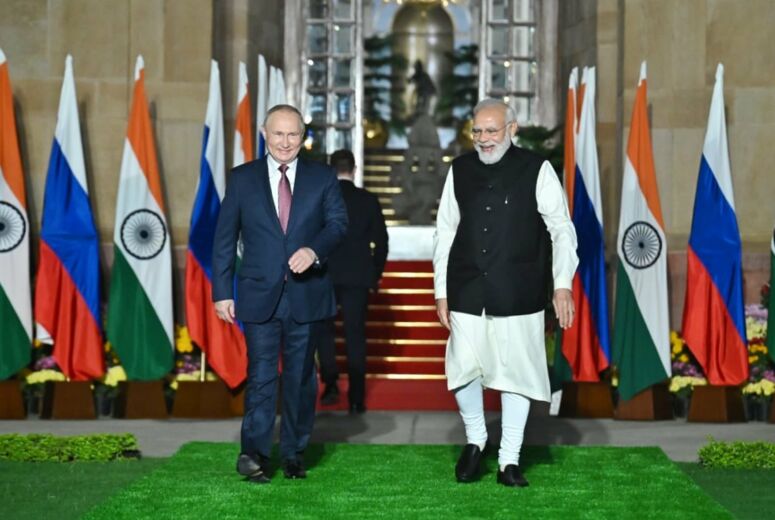 Treffen in Neu-Dehli: Premierminister Modi und Präsident Putin kommen zusammen aus einem Gebäude